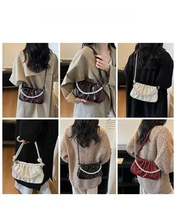 Présentation des sacs nuage plissés en plusieurs couleurs avec chaîne de perles