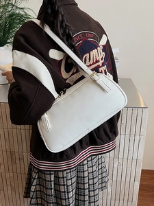 Sac sous le bras minimaliste en cuir blanc avec boucles dorées et bandoulière réglable