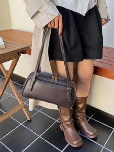 Sac bandoulière Boston en cuir PU marron foncé rétro avec boucles dorées élégantes