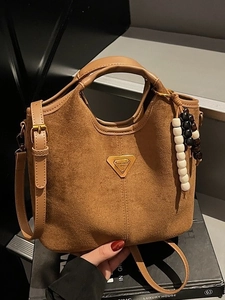Borsa tote in camoscio marrone con perline di legno e tracolla regolabile per donna