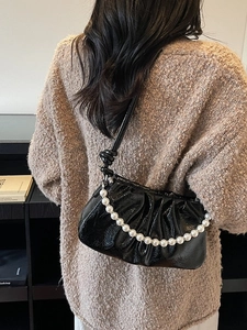 Sac sous l'aisselle plissé en similicuir noir avec chaîne perles et bandoulière nouée