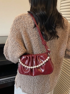 Sac à bandoulière en cuir verni rouge foncé avec chaîne décorative en perles chic