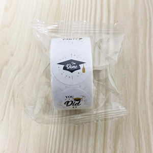 Détail d'autocollants de remise de diplôme en rouleau avec slogans You Did It en sachet