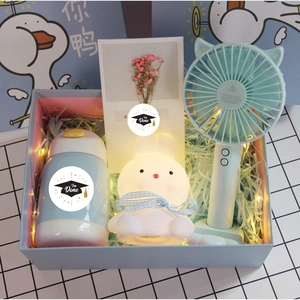 Coffret cadeau de diplôme avec gourde inox, veilleuse lapin et ventilateur menthe