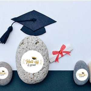 Autocollants de remise de diplôme sur pierres avec texte et icône de chapeau noir