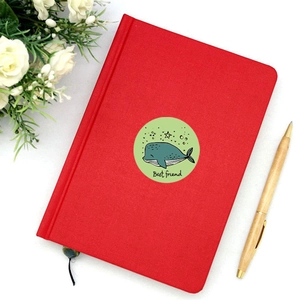 Taccuino minimalista in tessuto rosso con stampa balena blu e una penna a sfera in legno