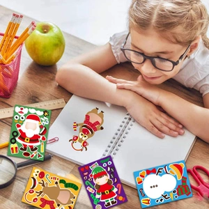 Autocollants de Noël DIY pour enfants avec Père Noël et rennes sur un bureau