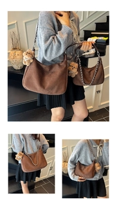 Braune Vintage-Wildleder-Einkaufstasche mit Silberkette und Plüschbär-Anhänger