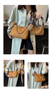 Detailansicht der braunen Wildledertasche mit Metallkette und Plüschbär-Anhänger