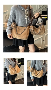 Detail von Vintage braunen Wildleder-Tragetaschen mit Ketten und Bären-Anhängern