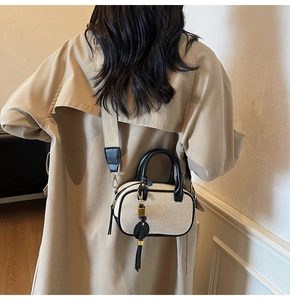 Canvas en lederen crossbody tas met gouden hangslot en stijlvol kwastje detail