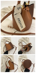 Détails d'un sac seau bicolore montrant le grain du cuir et le ruban décoratif mode