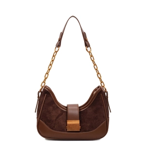 Bolso de hombro de ante marrón oscuro con cadena dorada y diseño de retazos estilo retro