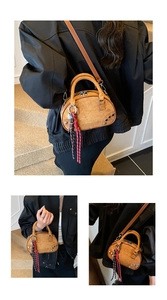 Détail du mini sac bowling avec clous métalliques et charme en corde tressée