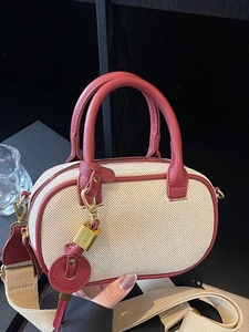 Vintage ovale handtas van beige canvas en rood leer met brede geweven riem