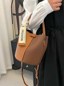 Sac seau bicolore rétro en cuir texturé avec poignée décorée d'un foulard en soie chic
