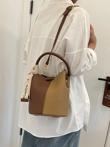 Sac seau rétro bicolore en cuir marron avec poignée et bandoulière réglable