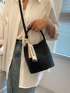 Sac seau rétro en cuir noir pour femme avec foulard décoratif et bandoulière amovible