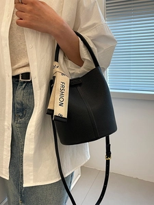 Sac seau rétro en cuir noir avec foulard en soie imprimé pour le quotidien des femmes