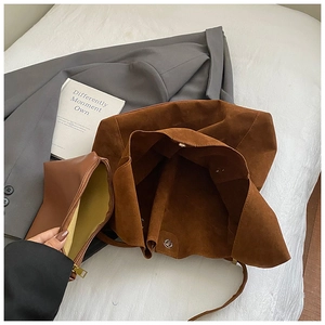 Détail du sac cabas vintage marron avec sa petite pochette zippée et son fermoir magnétique