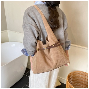 Vue arrière d'un grand sac cabas en daim marron clair avec ceinture et boucle en cuir