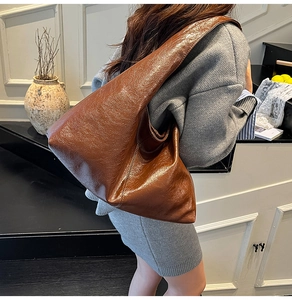 Dettaglio della pelle morbida cerata su una borsa tote oversize marrone vintage