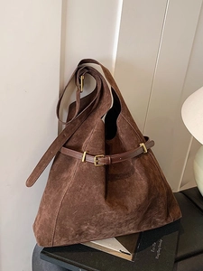 Grand sac cabas vintage en daim marron foncé avec lanière en cuir et boucle dorée