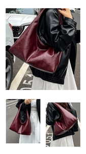 Vedute multiple di una grande borsa tote in pelle rosso scuro in un ambiente stradale