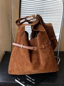 Grand sac cabas rétro en daim marron avec boucle en cuir pour le travail et loisirs