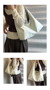 Dettaglio della grande borsa hobo crema in pelle lucida strutturata per il pendolarismo