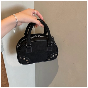 Détail du sac bowling en daim noir avec rivets argentés et double fermeture éclair