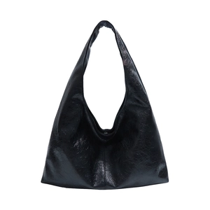Grande borsa tote nera minimalista in morbida pelle lucida con tracolla larga