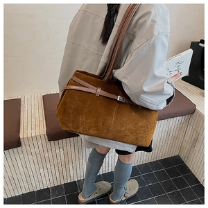 Détail du grand sac cabas en daim caramel avec boucle de ceinture rétro et style vintage