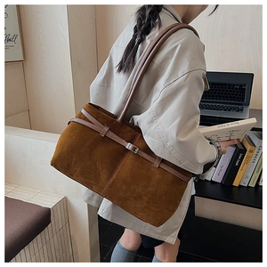 Vue détaillée du grand sac cabas en daim marron avec boucle élégante pour le bureau