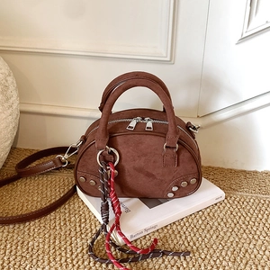 Sac Bowling en Cuir PU Rétro pour Femmes avec Rivets Mini Sac Bandoulière avec Pendentif en Corde Tressée Sac à Main Mode