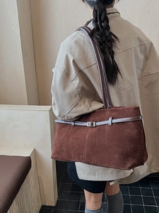 Grand sac cabas en daim marron avec bandoulière en cuir et boucle argentée porté