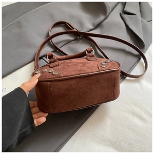 Sac bowling en daim marron avec rivets métalliques et bandoulière réglable pour femmes