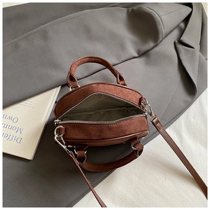 Sac bandoulière rétro en daim marron de forme ronde avec poignée et bandoulière