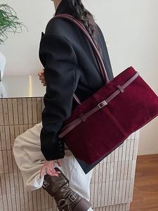 Grand sac cabas rétro en daim bordeaux pour femme présenté dans un style de vie chic