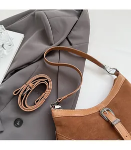 Sac à main vintage en daim marron avec boucle en métal et deux bandoulières
