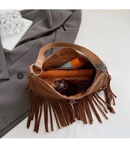 Intérieur spacieux du sac à franges en daim marron montrant sa capacité de rangement quotidien