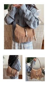 Détail d'un sac à franges vintage marron avec texture daim et fermeture à boucle