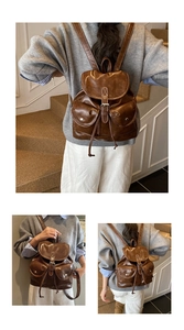 Détails du sac à dos vintage en cuir marron avec fermeture à rabat et poches avant