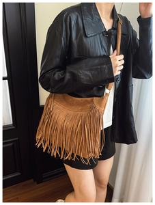 Sac à bandoulière en daim marron givré avec franges pour femme au style bohème