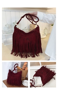 Détail du sac à bandoulière en daim bordeaux avec franges bohèmes et lanière en cuir