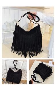 Détail du sac bandoulière noir en daim à franges avec sangle réglable et fermeture éclair