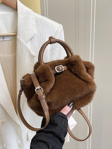 Borsa a secchiello marrone in peluche con manici in pelle e dettagli in metallo