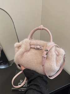 Borsa a mano in peluche rosa con cinturini in pelle e design elegante a cestino increspato