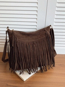 Sac bandoulière en daim marron foncé avec de longues franges et une large bandoulière