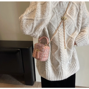 Detail der rosa Tweed-Tasche mit Metallkette und goldenem Kugel-Einsteller